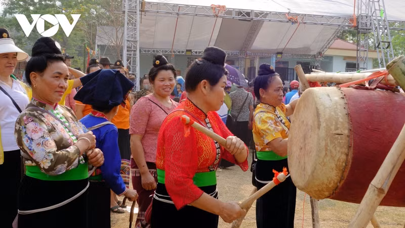 La Fête de l’eau (en langue lao : Bun Huot Nam) de l’ethnie Lao dans la commune de Nua Ngam, district de Diên Biên, a été inscrite sur la liste nationale du patrimoine culturel immatériel par le ministère de la Culture, des Sports et du Tourisme. Cela contribue à valoriser les atouts et le potentiel de la commune de Nua Ngam dans le développement du tourisme communautaire. Photo: VOV. La Fête de l’eau (en langue lao : Bun Huot Nam) de l’ethnie Lao dans la commune de Nua Ngam, district de Diên Biên, a été inscrite sur la liste nationale du patrimoine culturel immatériel par le ministère de la Culture, des Sports et du Tourisme. Cela contribue à valoriser les atouts et le potentiel de la commune de Nua Ngam dans le développement du tourisme communautaire. Photo: VOV.