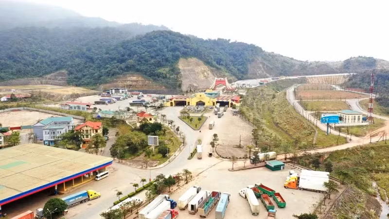 Avec un système de 33 portes frontières et de 9 zones économiques frontalières, le Vietnam et le Laos disposent d’un grand potentiel pour promouvoir leur coopération dans le commerce, notamment dans le commerce frontalier. Photo : bienphong.vn. Avec un système de 33 portes frontières et de 9 zones économiques frontalières, le Vietnam et le Laos disposent d’un grand potentiel pour promouvoir leur coopération dans le commerce, notamment dans le commerce frontalier. Photo : bienphong.vn.