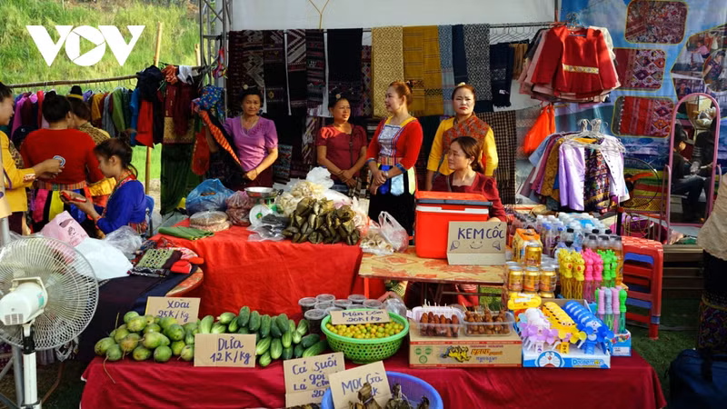 À cette occasion sont exposés des produits culturels, touristiques et artisanaux, des plats ethniques et des produits OCOP, ainsi que de nombreux objets associés à la vie culturelle et aux activités communautaires de l’ethnie lao dans la commune de Nua Ngam. Photo: VOV. À cette occasion sont exposés des produits culturels, touristiques et artisanaux, des plats ethniques et des produits OCOP, ainsi que de nombreux objets associés à la vie culturelle et aux activités communautaires de l’ethnie lao dans la commune de Nua Ngam. Photo: VOV.
