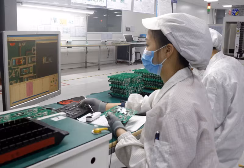 Dans le contexte de diversification des chaînes d’approvisionnement et d’évolutions géopolitiques complexes à l’échelle mondiale, le Vietnam émerge comme une destination privilégiée pour les investisseurs dans l’industrie des semi-conducteurs. Photo : VNA.