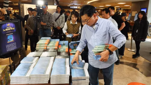 Des lecteurs font la queue pour acheter des livres de Han Kang à la librairie Kyobo, située à Gwanghwamun, au cœur de Séoul. Photo : Yonhap.