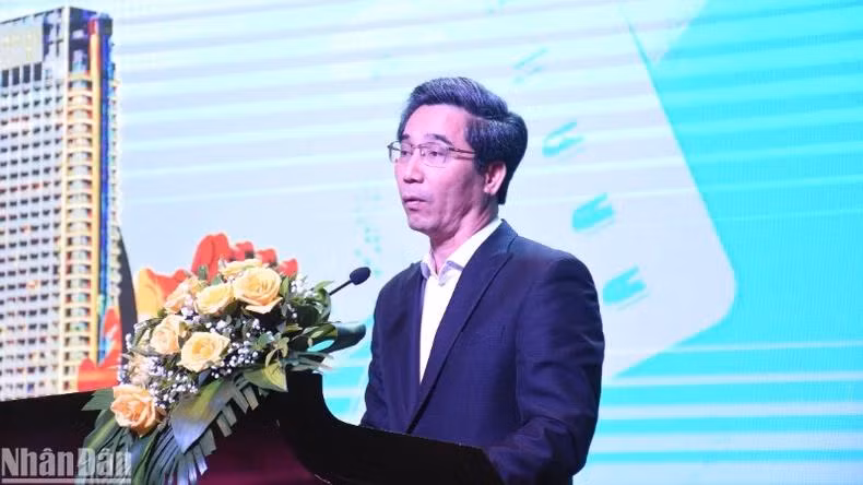 Le vice-président du Comité populaire de la ville de Da Nang, Tran Chi Cuong, fait part des orientations de développement de sa ville dans le tourisme médical. Photo : NDEL