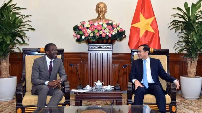 Le vice-Premier ministre et ministre vietnamien des Affaires étrangères, Bui Thanh Son (à droite), et Lazare Eloundou Assomo, directeur du Centre du patrimoine mondial de l'UNESCO, le 19 mai à Hanoï. Photo: baoquocte.vn 