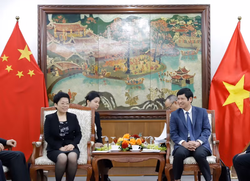 Le vice-ministre vietnamien de la Culture, des Sports et du Tourisme, Ho An Phong (à droite), et Chen Yi Jun, chef du Département de l'éducation de la région autonome Zhuang du Guangxi (Chine), le 26 novembre à Hanoï. Photo: toquoc.vn.