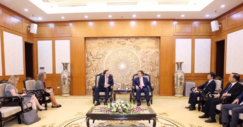 Rencontre entre Nguyen Trong Nghia, membre du Bureau Politique, secrétaire du Comité central du Parti communiste du Vietnam et chef de la Commission centrale de la sensibilisation et de l’éducation du Parti et l'ambassadeur des États-Unis, Marc Knapper, le 7 août à Hanoï . Photo : VNA.