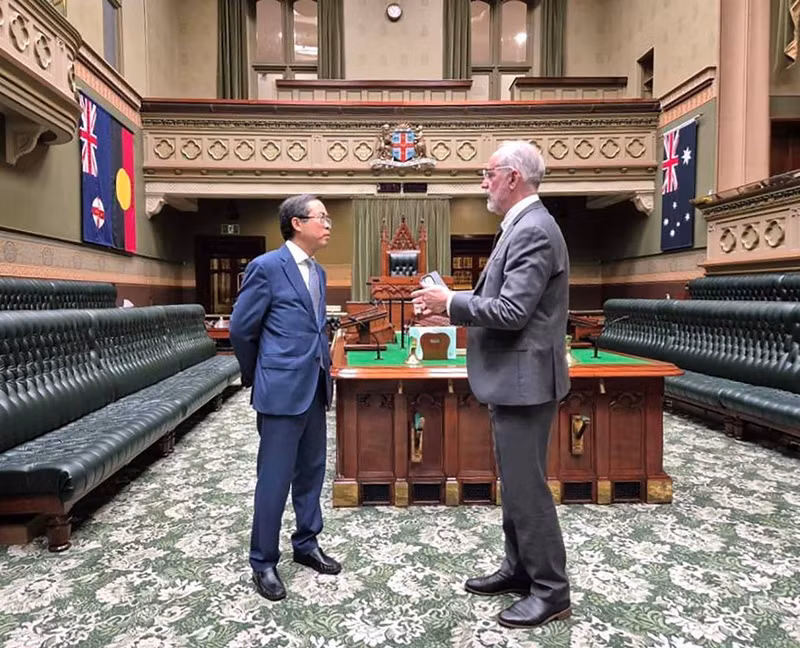 L'ambassadeur vietnamien en Australie, Pham Hung Tam (à gauche), et le président de l'Assemblée législative Greg Piper. Photo: baoquocte.vn.
