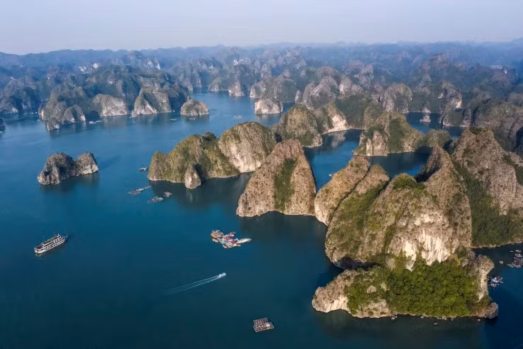 Reliefs karstiques et la vie en baie de Lan Ha. Photo : IStock.