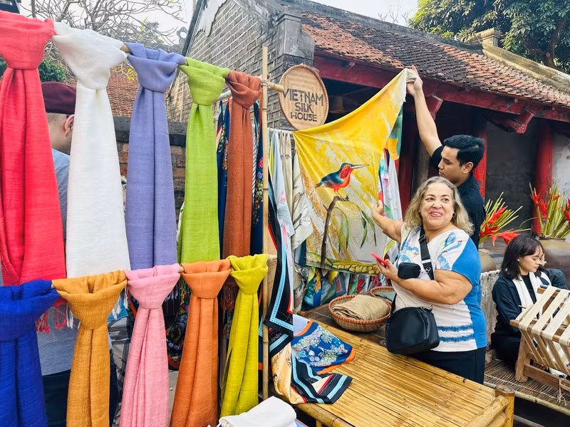 Des touristes étrangers sont impressionnés par les produits artisanaux du Vietnam. Photo: hanoimoi.vn