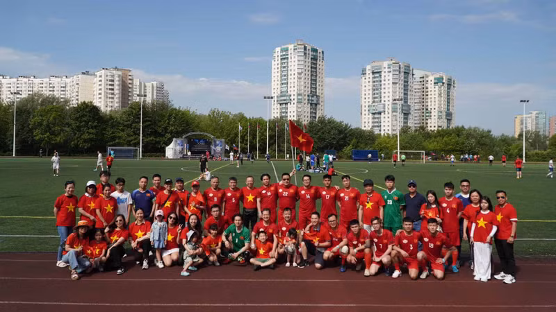 L’équipe vietnamienne a fait preuve d’un esprit sportif exemplaire lors du tournoi amical de football organisé par l’Institut d’État des relations internationales de Moscou (MGIMO), le 2 juin à Moscou, en Russie. Photo: baoquocte.vn.