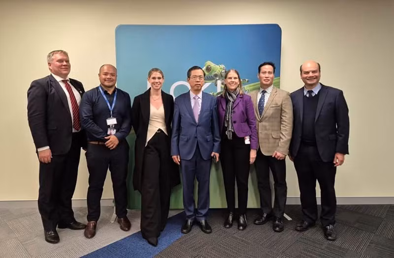 L'ambassadeur vietnamien en Australie, Pham Hung Tam (au centre), visite l’Université de technologie de Sydney. Photo: baoquocte.vn.