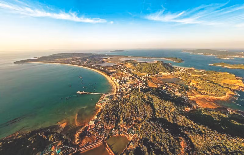 Avec ses nouveaux produits touristiques, ses lieux de séjour attrayants et sa délicieuse cuisine, Cô Tô constitue la « perle verte » de la côte Nord-Est du Vietnam. La localité s’efforce de devenir une destination touristique attractive, une zone d’écotourisme, un centre de villégiature balnéaire et insulaire tout en étant un avant-poste très important pour la défense et la sécurité nationales. Photo : VNA.