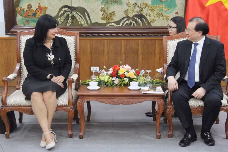 Le vice-ministre vietnamien de la Culture, des Sports et du Tourisme, Ta Quang Dong (à droite), et la secrétaire générale du ministère slovène des Affaires étrangères et européennes, Renata Cvelbar Bek, le 18 juin à Hanoï. Photo: toquoc.vn.