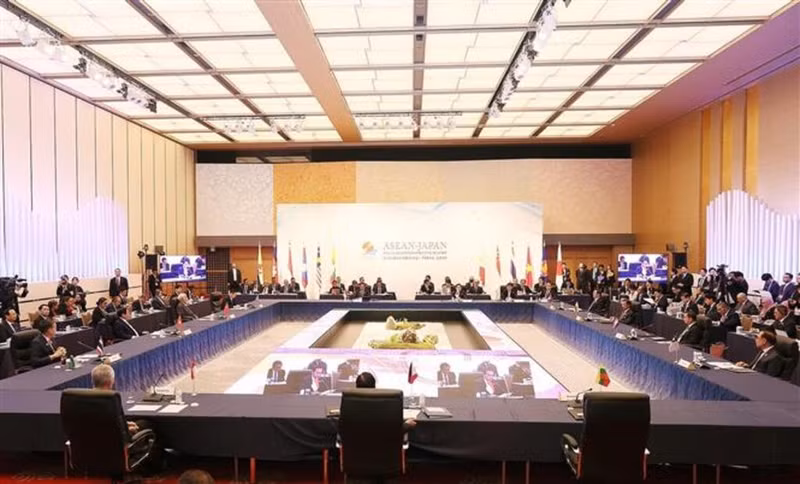 Sommet commémoratif du 50e anniversaire de l’amitié et de la coopération ASEAN - Japon, le 17 décembre. Photo : VNA. Sommet commémoratif du 50e anniversaire de l’amitié et de la coopération ASEAN - Japon, le 17 décembre. Photo : VNA.
