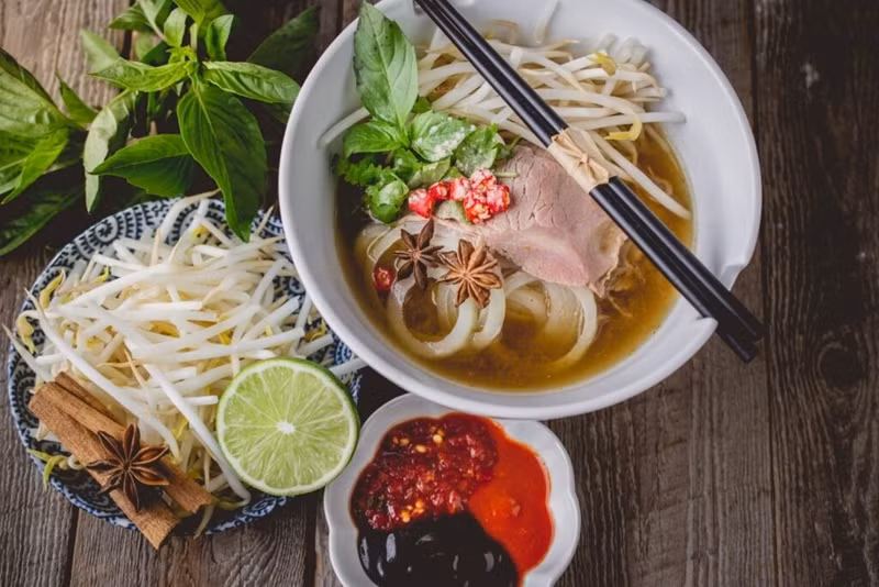 La soupe de nouilles réconfortante dénommée phở est connue dans le monde entier comme l’un des meilleurs plats vietnamiens. Photo : celebritycruises.