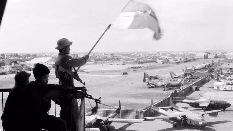 Le drapeau du Front national de libération et de la République du Sud-Vietnam flotte sur l'aéroport de Tân Son Nhât, le 30 avril 1975. Photo d'archives : VNA