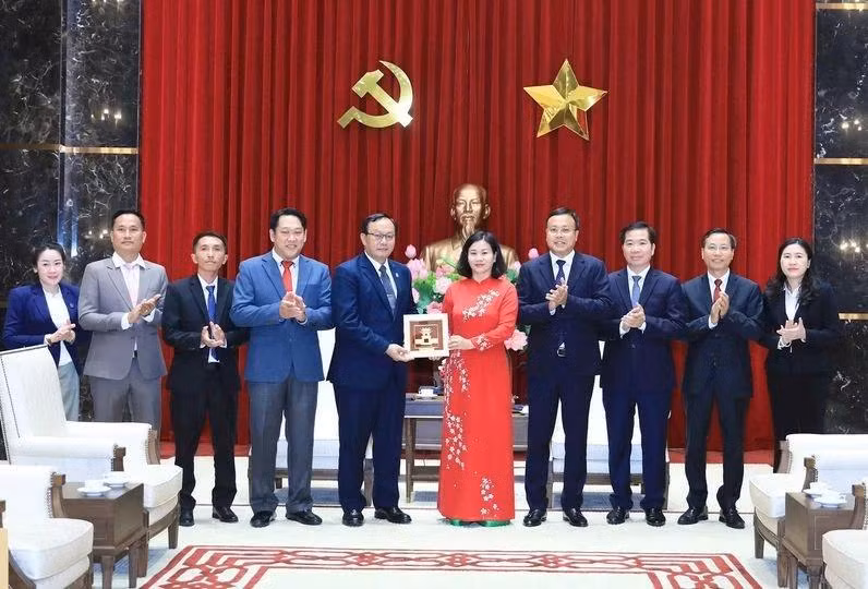 Nguyen Thi Tuyen, membre du Comité central du Parti communiste du Vietnam et secrétaire adjointe permanente du Comité municipal du Parti de Hanoï, remet un cadeau souvenir à la délégation de la Fédération des syndicats de Vientiane (Laos), le 9 septembre à Hanoï. Photo: baoquocte.vn