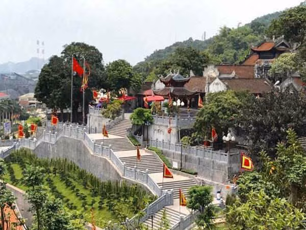Le temple de Cua Ông est actuellement devenu une destination touristique spirituelle, non seulement pour les habitants, mais aussi pour les touristes nationaux et internationaux.