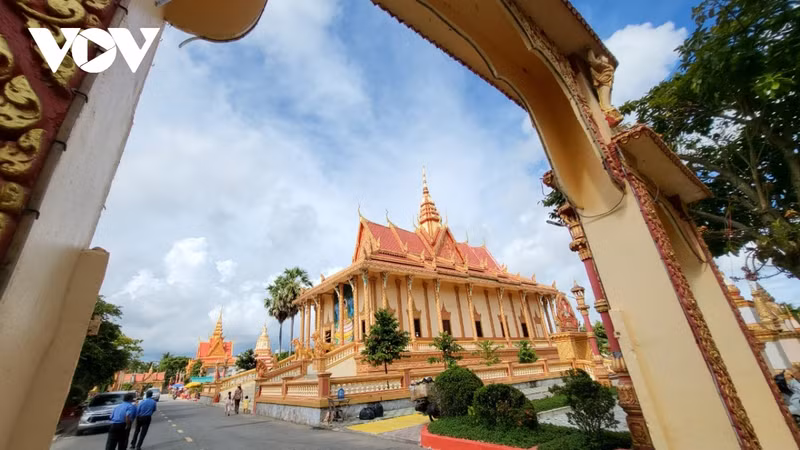 Au début, la pagode Xiem Can portait le nom khmer de « Komphisako », démontrant l'érudition et la profondeur de la sagesse bouddhiste. Le nom « Xiem Can » trouve son origine de la langue chao de l’ethnie chinoise chaozhou, dont plusieurs vivent encore à Bac Lieu. « Xiem Can » signifie « à proximité de l’eau », car l’emplacement de la pagode était jadis une étendue de terre bordant la mer. Photo: VOV.