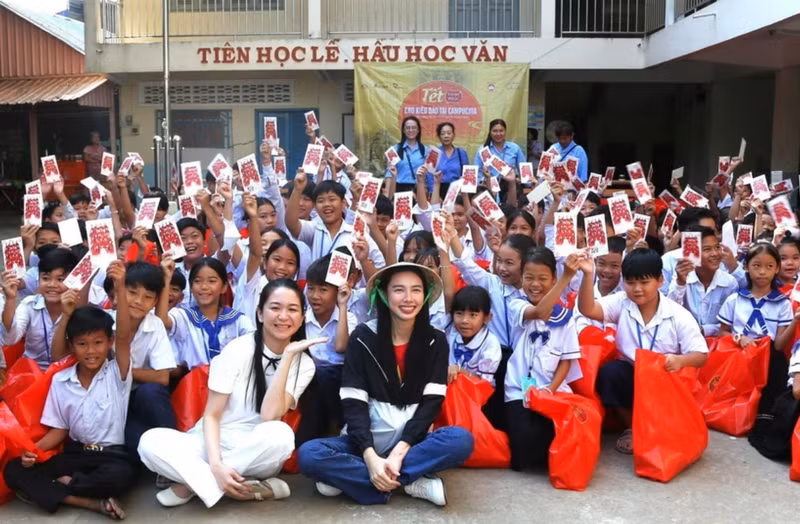 Près de 500 cadeaux et bourses d'études sont remis du 21 au 23 janvier à des personnes d'origine vietnamienne au Cambodge. Photo : VNA. Près de 500 cadeaux et bourses d'études sont remis du 21 au 23 janvier à des personnes d'origine vietnamienne au Cambodge. Photo : VNA.