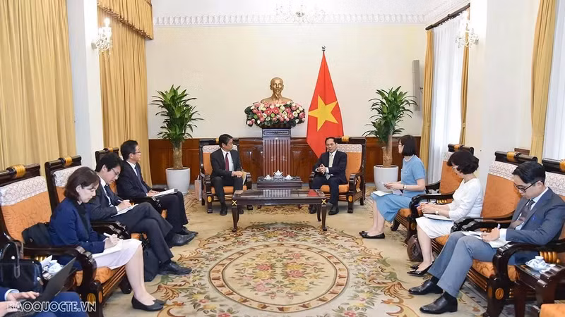 Le ministre vietnamien des Affaires étrangères, Bui Thanh Son, a félicité le diplomate japonais Ito Naoki pour sa nomination en tant qu'ambassadeur au Vietnam à un moment où les deux pays ont élevé leurs relations au rang de partenariat stratégique intégral et ont célébré les 50 ans de l’établissement de leurs relations diplomatiques l’année dernière. Photo: baoquocte.vn. Le ministre vietnamien des Affaires étrangères, Bui Thanh Son, a félicité le diplomate japonais Ito Naoki pour sa nomination en tant qu'ambassadeur au Vietnam à un moment où les deux pays ont élevé leurs relations au rang de partenariat stratégique intégral et ont célébré les 50 ans de l’établissement de leurs relations diplomatiques l’année dernière. Photo: baoquocte.vn.