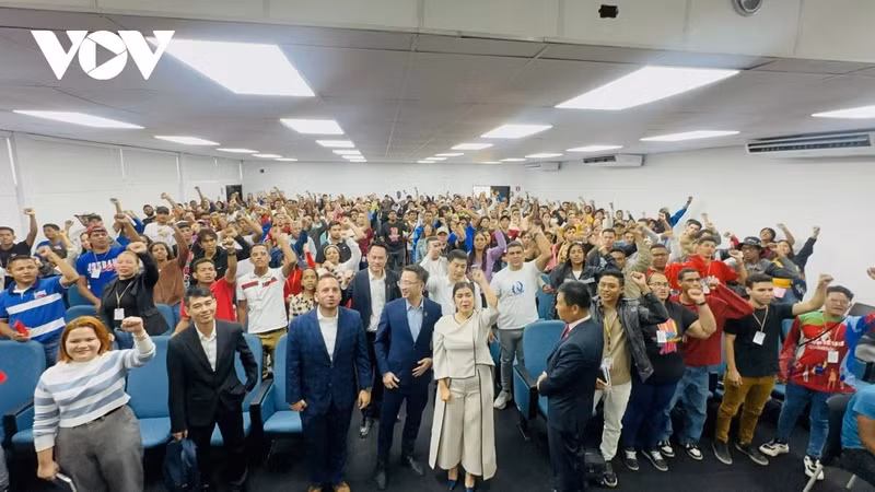Lors de l'échange entre les jeunes Vietnam - Venezuela. Photo : VOV.