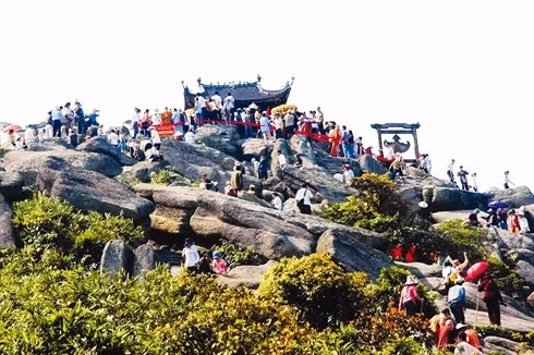 La fameuse pagode de bronze au sommet du mont Yên Tu, à plus de 1.000 m d’altitude. Photo : VNA.
