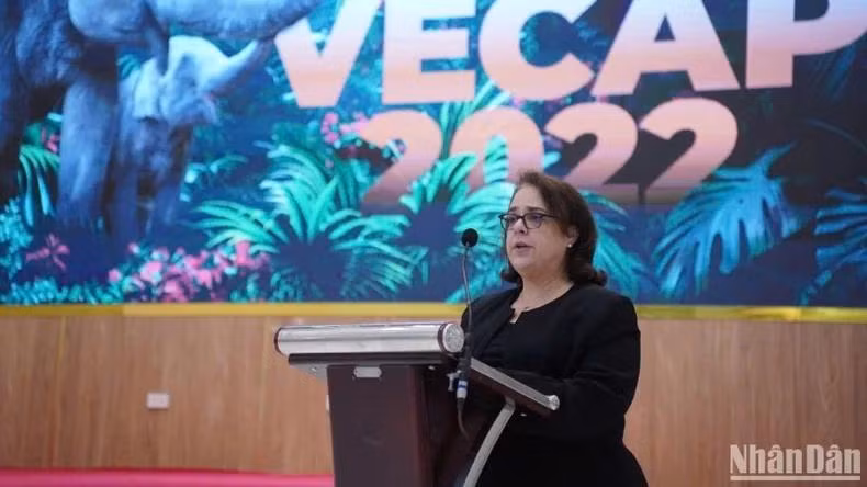La vice-présidente du bureau national de l’organisation HSI, Cindy Dent, apprécie hautement les efforts du gouvernement vietnamien et s'engage à accompagner ce dernier dans la mise en œuvre du plan VECAP 2022, afin de promouvoir une coexistence harmonieuse entre les éléphants sauvages et les humains. Photo : NDEL.