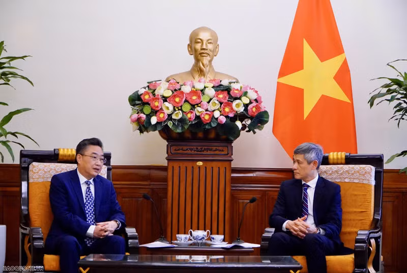 L’assistant du ministre vietnamien des Affaires étrangères, Nguyên Minh Vu (à droite), et le secrétaire général du Centre ASEAN — Chine, Shi Zhongjun, le 6 mars, à Hanoi. Photo : baoquocte.vn.