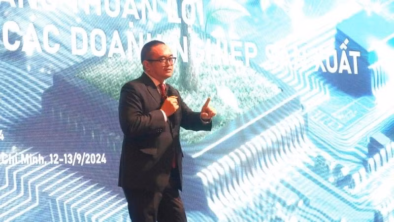 Lam Quang Nam, vice-président de VINASA et également président de la société SSG Management Solutions, prend la parole lors du séminaire. Photo: NDEL.