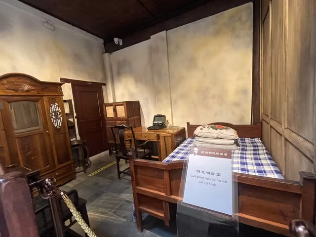 Dans la chambre à coucher du Président Hô Chi Minh.