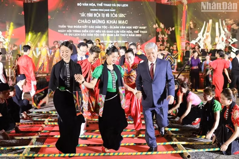 Le secrétaire du Comité central du Parti et président du Comité central du Front de la Patrie vietnamienne, Dô Van Chiên (à droite), se joint à une danse lors de l'événement. Photo : NDEL.
