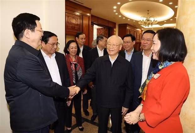 Le Secrétaire général du PCV, Nguyên Phu Trong (au centre), avec les membres du sous-comité du personnel du XIVe Congrès national du Parti. Photo : VNA.