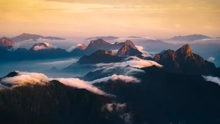 Les montagnes se succèdent sans fin vues depuis le sommet du Fansipan. Photo : Do Quyen. 