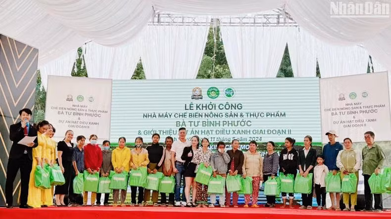 Remise des cadeaux à des familles défavorisées et des personnes issues de minorités ethniques de Binh Phuoc. Photo: NDEL. Remise des cadeaux à des familles défavorisées et des personnes issues de minorités ethniques de Binh Phuoc. Photo: NDEL.