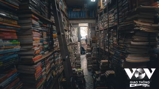 Sur la rue Lang, une librairie d'occasion expose des milliers de livres variés. Photo : VOV Trafic.