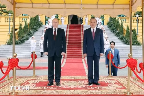 Les Présidents vietnamien Tô Lâm (droite) et russe Vladimir Poutine. Photo : VNA.