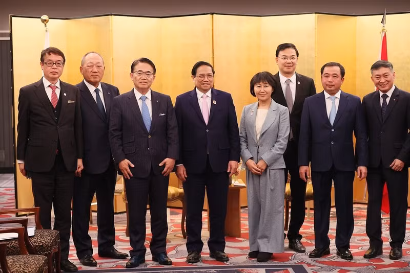 Le PM vietnamien Pham Minh Chinh (4e à gauche) reçoit le gouverneur de la préfecture d'Aichi,, Hideaki Omura (3e à gauche). Photo : VNA.