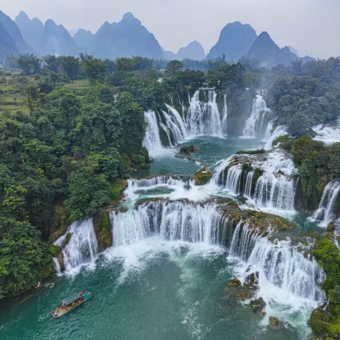 Selon la chaîne internationale de la télévision d'État chinois CGTN, la cascade Detian-Ban Gioc, la première zone d'attraction touristique transfrontalière de Chine, est en opération expérimentale du 15 septembre 2023 au 14 septembre 2024. Les touristes sont autorisés à visiter la zone de coopération touristique des deux côtés chinois et vietnamien pendant cette période. La cascade Detian-Ban Gioc est célèbre pour ses vues spectaculaires, à cheval sur la frontière entre la Chine et le Vietnam. Elle s'appelle cascade Detian du côté chinois de la rivière Guichun dans la ville de Chongzuo, dans la région autonome Zhuang du Guangxi, tandis qu'elle est connue sous le nom de cascade de Ban Gioc du côté vietnamien. Selon la chaîne internationale de la télévision d'État chinois CGTN, la cascade Detian-Ban Gioc, la première zone d'attraction touristique transfrontalière de Chine, est en opération expérimentale du 15 septembre 2023 au 14 septembre 2024. Les touristes sont autorisés à visiter la zone de coopération touristique des deux côtés chinois et vietnamien pendant cette période. La cascade Detian-Ban Gioc est célèbre pour ses vues spectaculaires, à cheval sur la frontière entre la Chine et le Vietnam. Elle s'appelle cascade Detian du côté chinois de la rivière Guichun dans la ville de Chongzuo, dans la région autonome Zhuang du Guangxi, tandis qu'elle est connue sous le nom de cascade de Ban Gioc du côté vietnamien.
