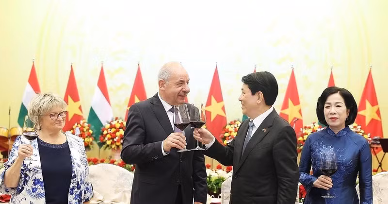 Le président Luong Cuong et son épouse président un banquet solennel en l’honneur du président hongrois Sulyok Tamas et de son épouse, en visite officielle au Vietnam. Photo : VNA. 