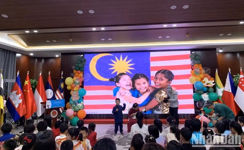 Le programme a permis aux enfants participants de découvrir les particularités culturelles des pays de l’ASEAN et de la Chine, ainsi que de se créer de beaux souvenirs d’enfance. Photo: Huu Hung/NDEL. Le programme a permis aux enfants participants de découvrir les particularités culturelles des pays de l’ASEAN et de la Chine, ainsi que de se créer de beaux souvenirs d’enfance. Photo: Huu Hung/NDEL.