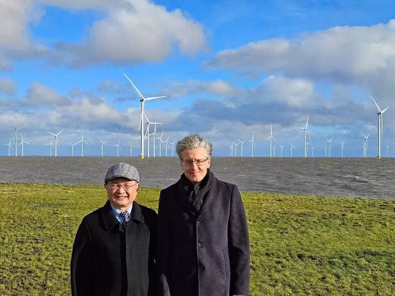 L'ambassadeur Ngo Huong Nam visite le parc éolien de la société néerlandaise Pondera, qui envisage d'investir dans un projet d'énergie éolienne offshore dans la province de Thai Binh (au Nord du Vietnam). Photo : Ambassade du Vietnam aux Pays-Bas.