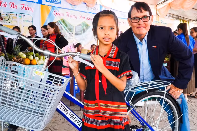 En tant que vice-président de la branche 160 de l'Association américaine des vétérans pour la paix (VFP-160), Rich Allen (à droite) a contribué de manière active à la mise en œuvre du projet RENEW dans la province de Quang Tri. Photo : RENEW