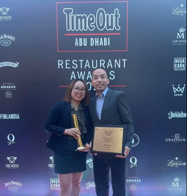 Le restaurant Pho de Mme Luyen et de son mari a été élu "Meilleur restaurant asiatique d'Abu Dhabi 2023" par le magazine Time Out (Abu Dhabi). Photo: Vietnamnet