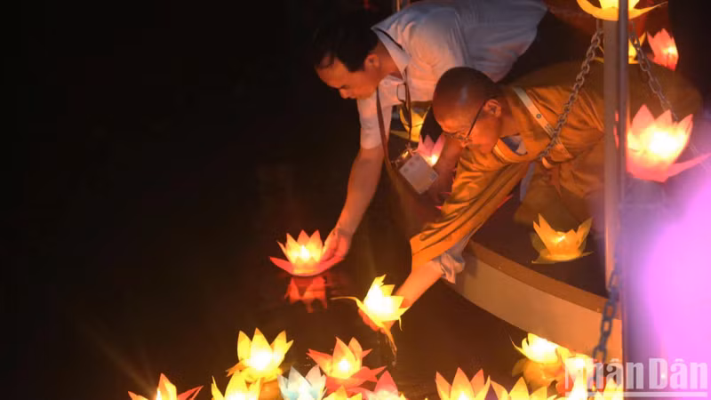 Placé sous le thème « Solidarité et tolérance pour la dignité humaine : la sagesse bouddhiste pour la paix mondiale et le développement durable », le Vesak 2025 affirme la contribution du bouddhisme aux enjeux contemporains mondiaux. Photo : The Anh/NDEL. Placé sous le thème « Solidarité et tolérance pour la dignité humaine : la sagesse bouddhiste pour la paix mondiale et le développement durable », le Vesak 2025 affirme la contribution du bouddhisme aux enjeux contemporains mondiaux. Photo : The Anh/NDEL.