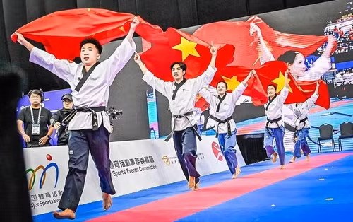Les taekwondokas vietnamiens célèbrent leur médaille d'or. Photo: WTF