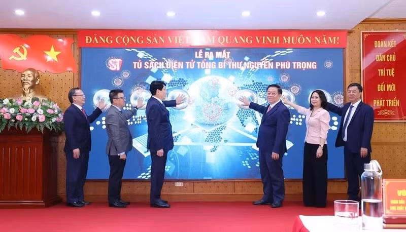 Lancement de la bibliothèque numérique consacrée au secrétaire général du Parti communiste vietnamien Nguyên Phu Trong (1944-2024) à l’adresse: http://nguyenphutrong.stbook.vn/. Photo : VNA