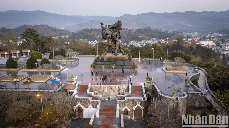 Située au sommet de la colline D1, au centre-ville de Diên Biên Phu, la statue monumentale de la victoire de Diên Biên Phu s’élève à une hauteur de 12,6 m et pèse environ 220 tonnes. Elle symbolise la victoire de l’armée et du peuple vietnamiens après 56 jours et nuits de combats ininterrompus lors de la bataille stratégique décisive de Diên Biên Phu.