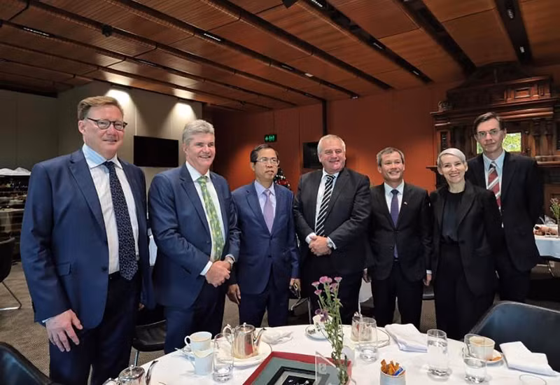 Rencontre entre l'ambassadeur vietnamien en Australie, Pham Hung Tam (3e à gauche), et les responsables du ministère des Compétences, de l’Enseignement technique, de la Formation professionnelle, de l’Apprentissage (TAFE) et de l’Enseignement supérieur de la Nouvelle-Galles du Sud. Photo: baoquocte.vn.