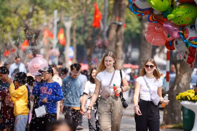 L'augmentation du nombre de visiteurs étrangers s'explique par des politiques de visa favorables et une bonne exploitation de marchés touristiques. Photo : VNA.