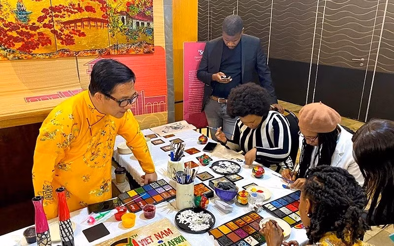 Les Sud-Africains découvrent l’art de la laque vietnamienne lors de la « Journée du Vietnam en Afrique du Sud 2023 ». Photo : NDEL. Les Sud-Africains découvrent l’art de la laque vietnamienne lors de la « Journée du Vietnam en Afrique du Sud 2023 ». Photo : NDEL.